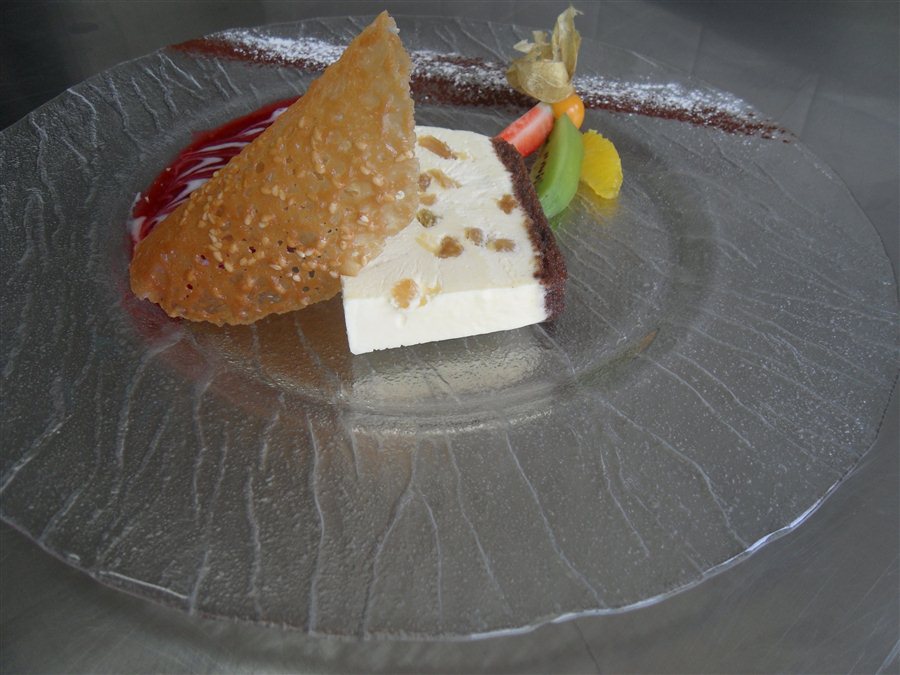 Le soufflé glacé au marc du Jura coulis de fruits rouges