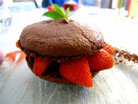 Macaron chocolat aux fraises